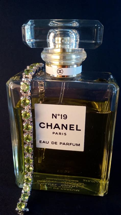 fragrantica Chanel no 19